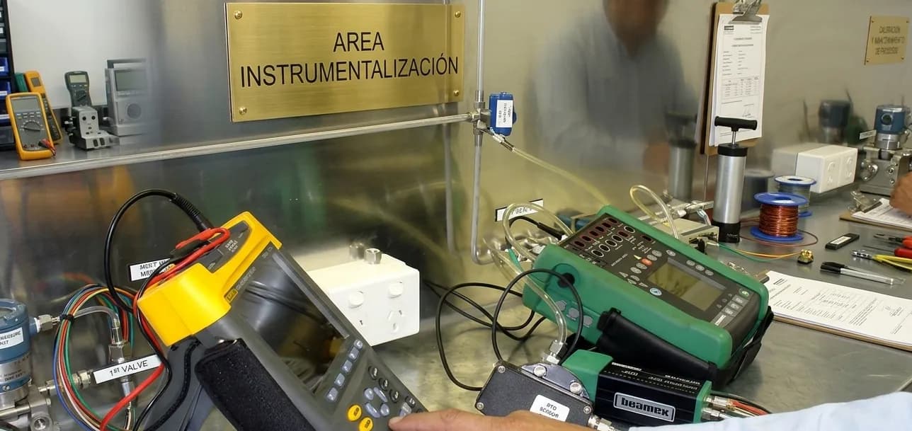 Instrumentación industrial: calibración de sensores y automatización de procesos en planta minera — L.A. Ingeniería